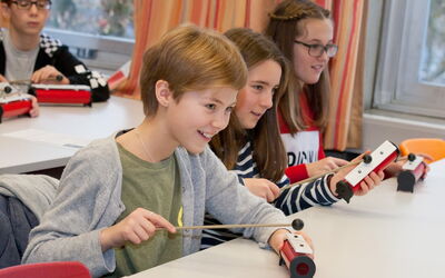 SchülerInnen genießen das Spielen auf dem Xylophon