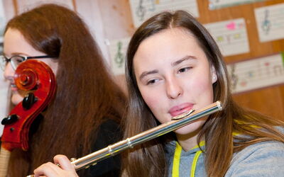 Schülerin spielt Querflöte und genießt das musizieren.