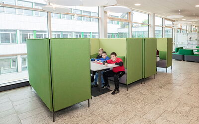 Eine Gruppe von SchülerInnen haben Fachunterricht auf den Fluren des Immanuel-Kant Gymnasiums in Tuttlingen.