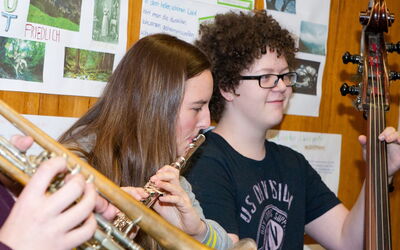 SchülerInnen spielen gemeinsam Instrumente und verbreiten gute Laune durch ihre Musik.