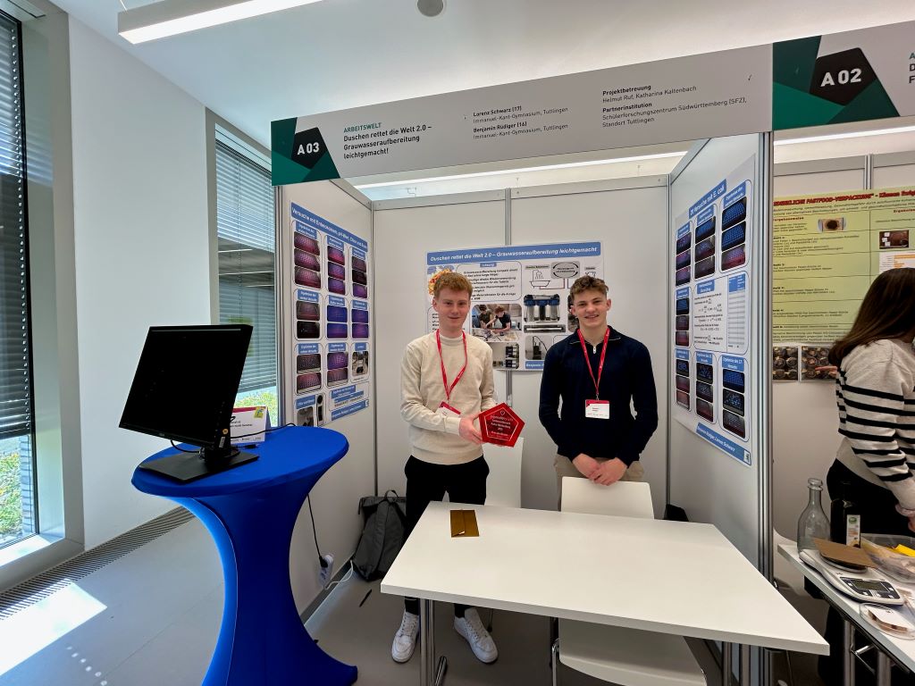 Lorenz Schwarz und Benjamin Rüdiger am Stand zum Thema "Duschen rettet die Welt 2.0"