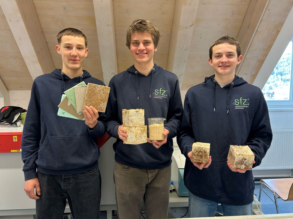 Gruppenbild von Sebastian Altermann, Jonah Peinemann und Johannes Pastatny mit ihrem Projekt "Mushrooms for future"