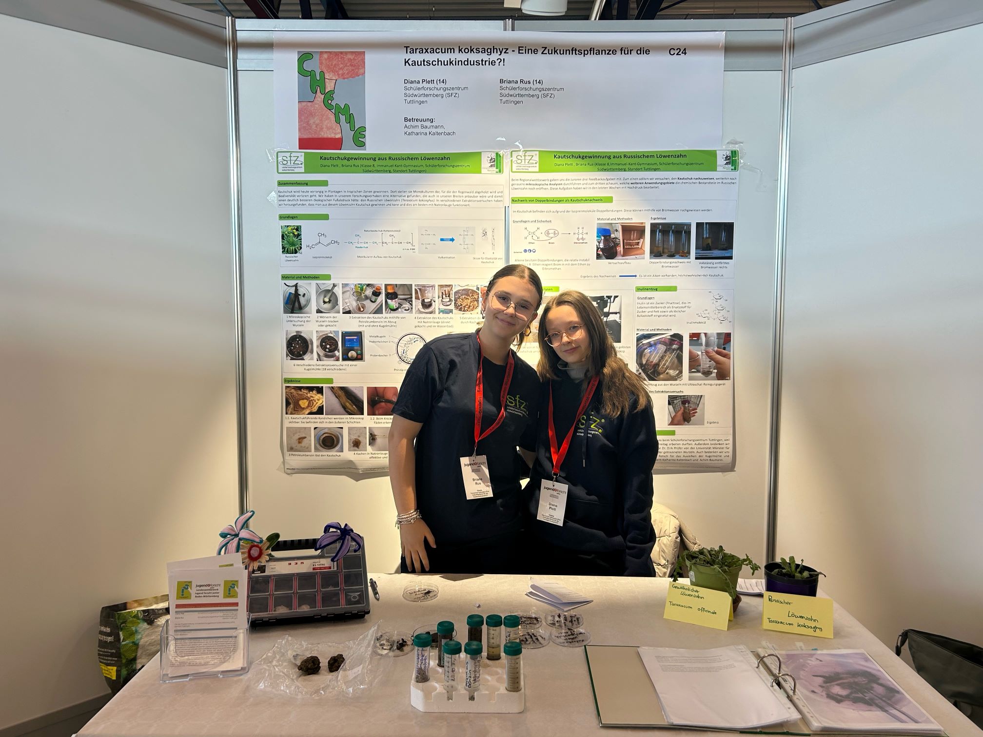 Die IKGlerinnen Diana Plett und Briana Rus aus der achten Klasse an ihrem Stand zum Thema Russischen Löwenzahn als mögliche Alternative für die Kautschukgewinnung