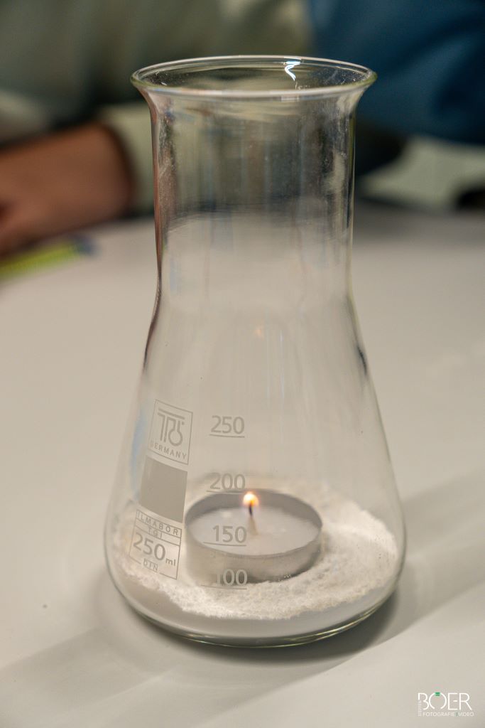 Ein Teelicht in einem Erlenmeyerkolben