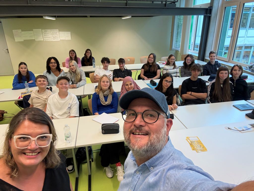 Patrick Nädele vom ,,Schwarzwälder Bote", die Lehrerin Constance Fuss mit der Klasse 9d im Deutschunterricht am IKG Tuttlingen