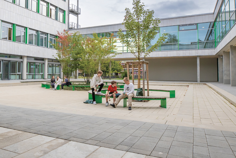 SchülerInnen sitzen auf einer Bank des neuen Pausenhofes des Immanuel-Kant Gymnasiums in Tuttlingen.